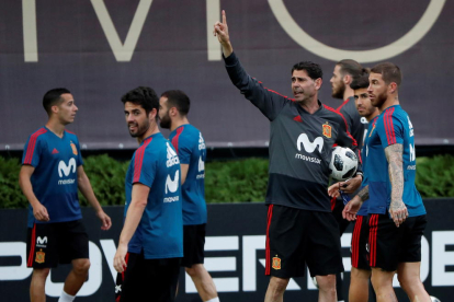 Fernando Hierro dóna instrucció ahir durant l’entrenament.