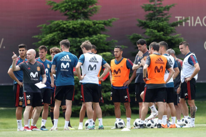 Fernando Hierro dóna instrucció ahir durant l’entrenament.