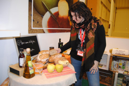Esmorzars saludables - Alumnes de l’escola Pomeu Fabra de Mollerussa van ser els primers a visitar l’estand Aliments del Territori i Tu de la Diputació de Lleida, amb un taller d’esmorzars saludables a base de poma del Pla.