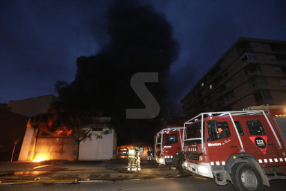 Efectius dels Bombers ahir a les tasques d'extinció de l'incendi que va calcinar per complet un taller mecànic a Alcarràs.