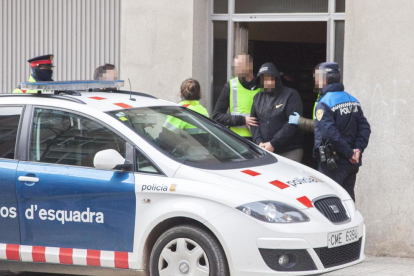 Momento del traslado del detenido ayer en la operación policial en Tàrrega. 