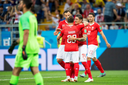 Els jugadors de la selecció suïssa Haris Seferovic i Xherdan Shaqiri feliciten el seu company Steven Zuber, autor del gol de l’empat.