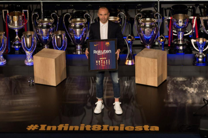 Andrés Iniesta, rodeado de trofeos, durante el acto que le dedicó ayer el Barcelona.