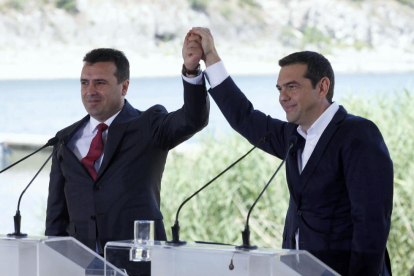 Els primers ministres de Macedònia i Grècia, ahir després de la firma de l’acord a Prespes.