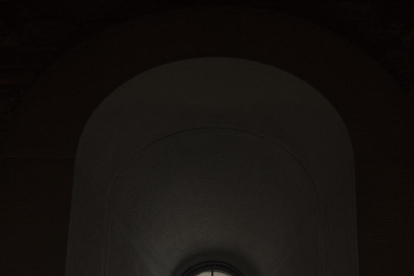 Els nous vitralls - A dalt, dos dels nous vitralls, que exhibeixen l’escut de Tàrrega i la mitra i bàcul episcopal. A la dreta, vista de l’interior de l’ermita i les imatges de sant Eloi i sant Francesc d’Assís dels vitralls que falten.
