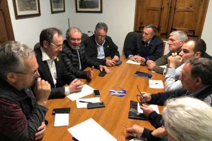 Reunión del gabinete de crisis con Joan Reñé, Albert Alins y alcaldes.