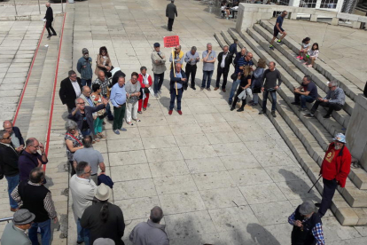 L’assemblea de la Marea Pensionista, ahir al matí a la plaça Sant Joan.