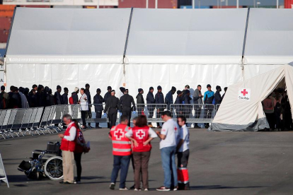 Voluntaris de Creu Roja i agents de la Guàrdia Civil van esperar el desembarcament dels rescatats.