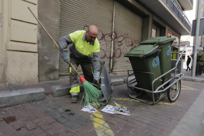 Un operari d’Ilnet escombra el carrer.
