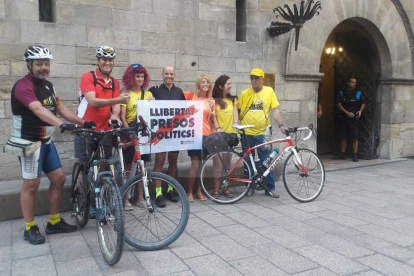 Tres ciclistas han iniciado la pedaleada reivindicativa en Lleida.