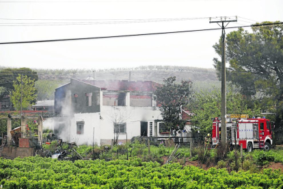 Vista de l’habitatge afectat per un incendi ahir a la partida de la Coma de Corbins.