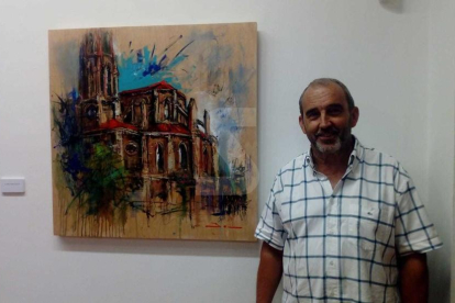 Josep Maria Batlle con el cuadro galardonado en Torrelavega.