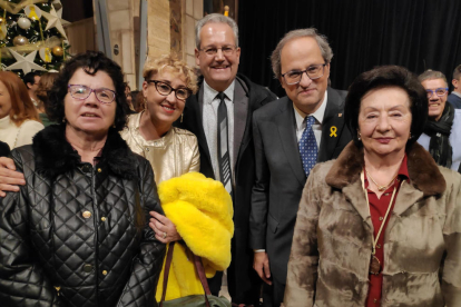 Foto de família dels guardonats, el president Quim Torra i el conseller Chakir el Homrani.