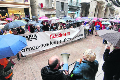 Concentración de la Marea Pensionistas de Lleida, ayer, ante la Paeria.