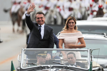 Bolsonaro y su esposa recorrieron el centro de Brasilia en este coche descapotable.