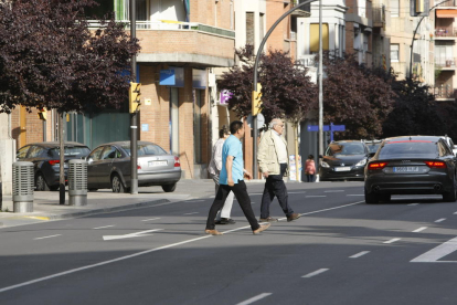 Peatones cruzando por medio de la calle Príncep de Viana.