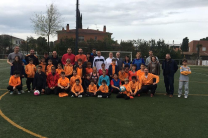 Padres, madres y niños de la Escola de Futbol Terraferma LSA el pasado sábado durante esta actividad.