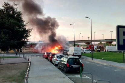 L'ambulància, en flames