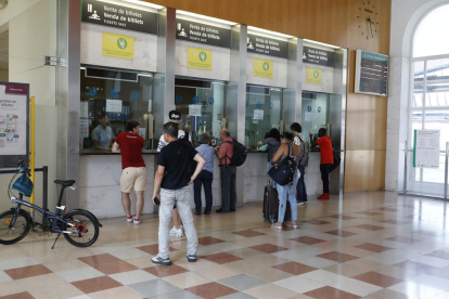 Usuarios comprando sus billetes ayer por la tarde en la estación Lleida-Pirineus.