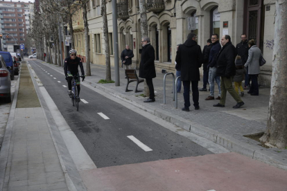Un ciclista circula por el carril bici de Rambla Aragó.