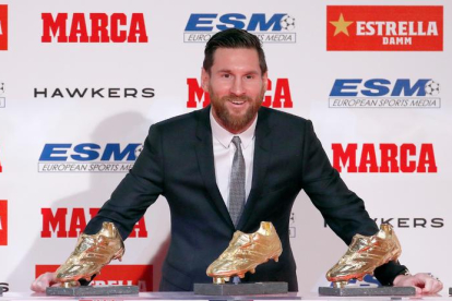 Leo Messi posó con las cinco Botas de Oro conquistadas, con lo que deshace el empate que mantenía con Cristiano Ronaldo.