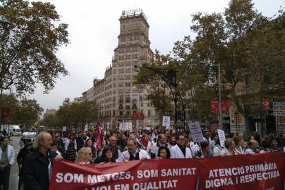 Centenars de metges protesten a Barcelona per la sobrecàrrega de feina