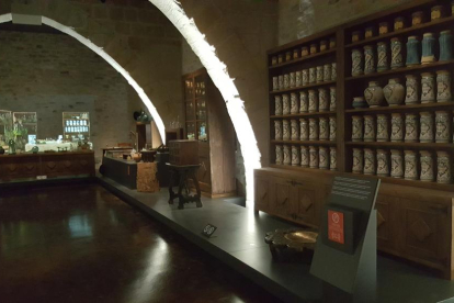 Una vista de la museïtzació de la farmàcia històrica del monestir de Vallbona de les Monges.