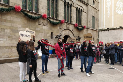 Autoridades y usuarios de Antisida de Lleida formaron ayer un gran lazo humano para denunciar el estigma de este colectivo. 