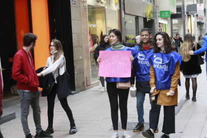 Autoridades y usuarios de Antisida de Lleida formaron ayer un gran lazo humano para denunciar el estigma de este colectivo. 