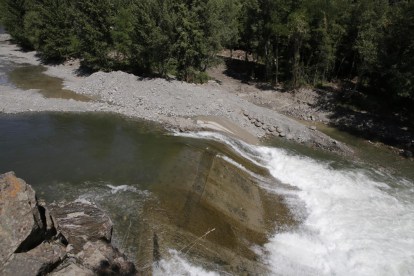 El desvío provisional del caudal del Pallaresa empieza a tomar forma junto a la presa del Hostalet.