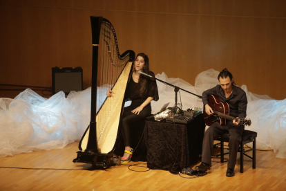 L’arpista Berta Puigdemasa i el guitarrista Ivan Gràcia van posar el fermall musical a la presentació.