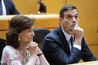 El president Pedro Sánchez i la vicepresidenta Carmen Calvo, ahir durant la sessió al Senat.