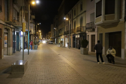 La calle Major de Almacelles, donde se ubican las dos farmacias que hay actualmente en la localidad.
