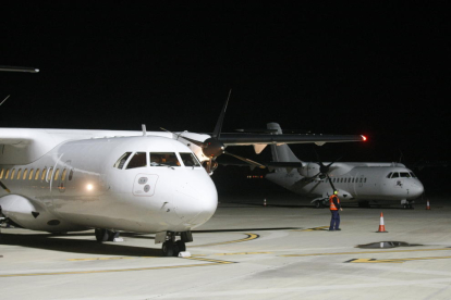 La llegada por la tarde del segundo avión de la compañía portuguesa Lease-Fly Charter a Alguaire.
