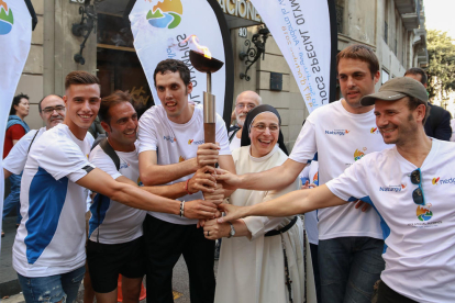 Albert Hermoso, segundo por la izquierda, fue uno de los primeros relevistas de la llama de los Juegos Special Olympics.