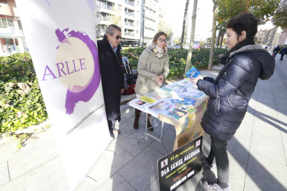 Imagen de archivo de una mesa informativa de la Associació d’Alcohòlics Rehabilitats de Lleida.
