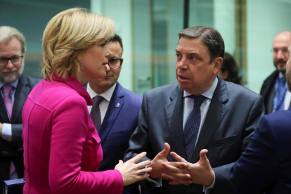 El ministre Luis Planas conversa amb la seua homòloga alemanya, Julia Kloeckner.