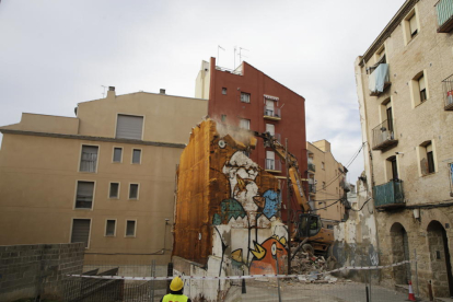 Demolició d’un edifici al Barri Antic per construir pisos per a joves