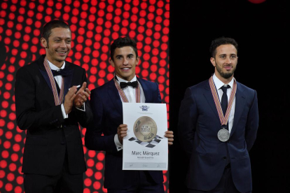 Marc Màrquez amb Valentino Rossi i Andrea Dovizioso a la gala de premis de MotoGP.