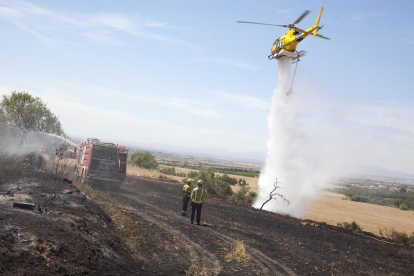 L’helicòpter descarrega aigua sobre l’incendi que es va declarar ahir a Tàrrega.