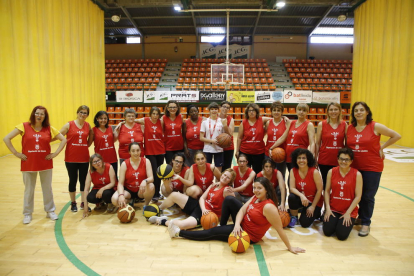 El grup que formen les mares del CB Lleida i les usuàries del Centre Entre Vies, de la Fundació Aspros, a l’Onze de Setembre.