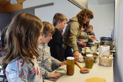 Els alumnes aprenen a elaborar pomades i remeis casolans tal com ho feien les trementinaires.