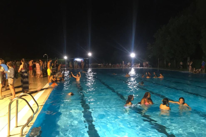 Decenas de personas se refrescaban ayer en las piscinas de La Seu. 