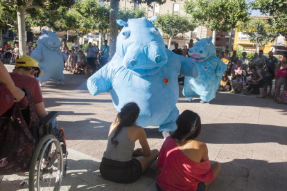 El Pati es va omplir de rialles ahir a la tarda amb l’actuació de tres divertits hipopòtams inflables.