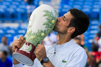 Djokovic besa el trofeo ganado en Cincinnati, donde completó los nueve Masters 1.000 del circuito.