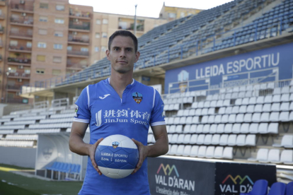 El futbolista valencià, ahir durant la presentació oficial.