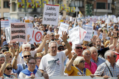 Miles de jubilados y pensionistas se manifestaron ayer en Bilbao por unas “pensiones dignas”.