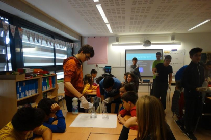 Talleres lúdicos para practicar ciencia en el instituto La Mitjana de Lleida 