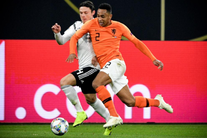 Una acción del partido de anoche entre Alemania y Holanda.