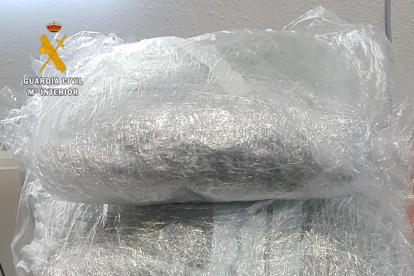 Els tres paquets de marihuana decomissats a Osca.